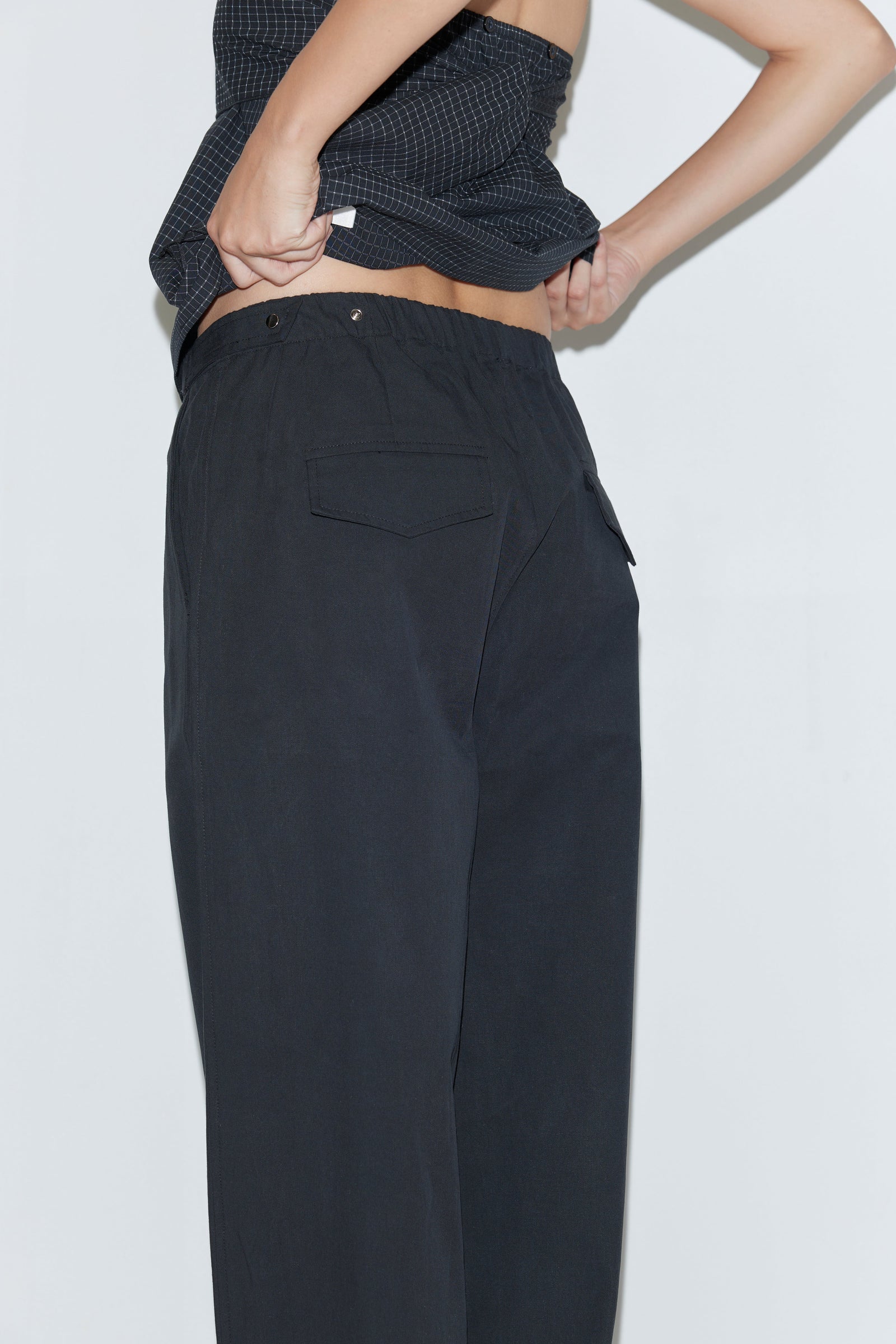Deiji Studios Snap Tab Pant in Black – detail view of snap tab waistband | Peggy Concept Store