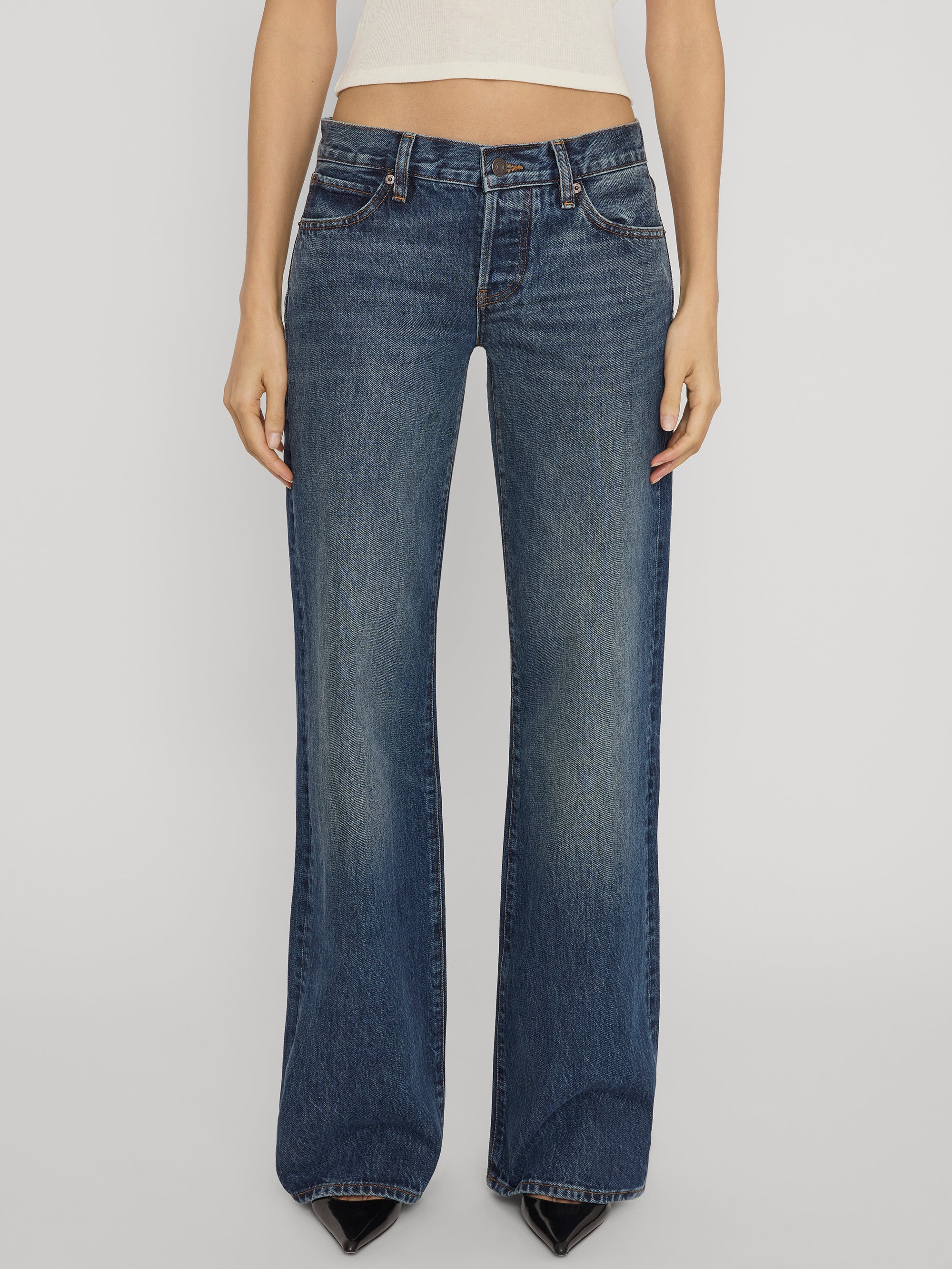 Frame The Gray jean in Tolerate on model side