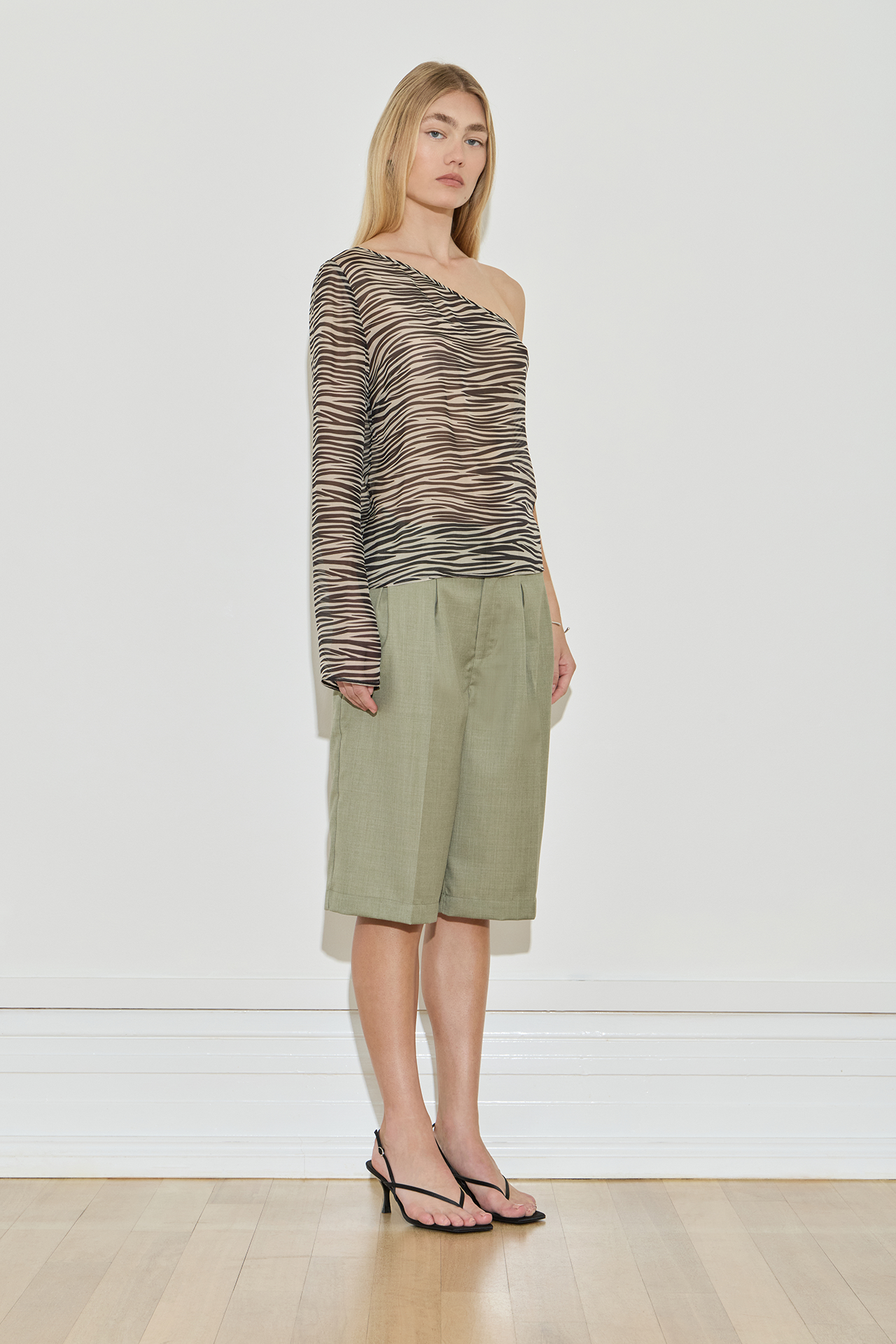 Maison Essentiele One-Shoulder Long Sleeve Top Zebra