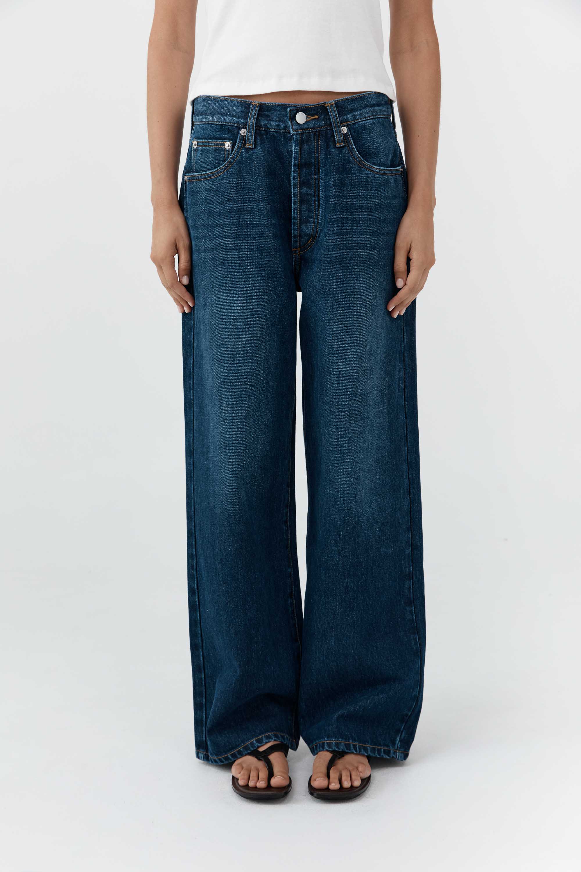 St. Agni Classic Mid Rise Jeans in Dark Indigo – detail view | Peggy Concept Store
